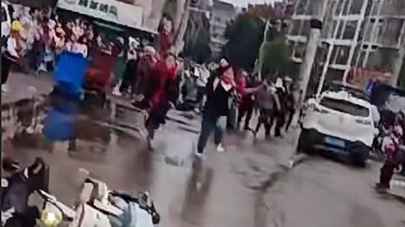 Cina, una macchina contro i bambini di una scuola. E il paese si interroga sul malessere sociale