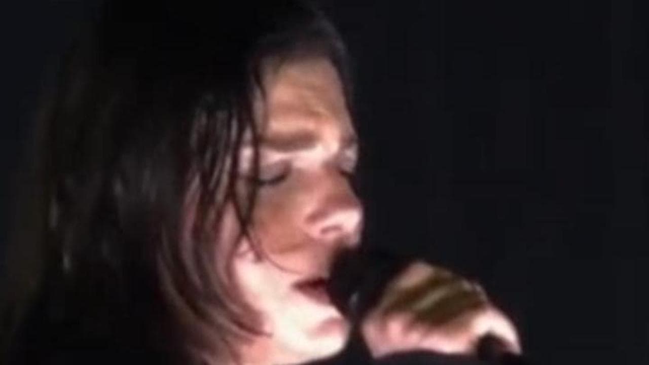 Emma si commuove sul palco a Bari cantando 'Intervallo', il brano dedicato al padre