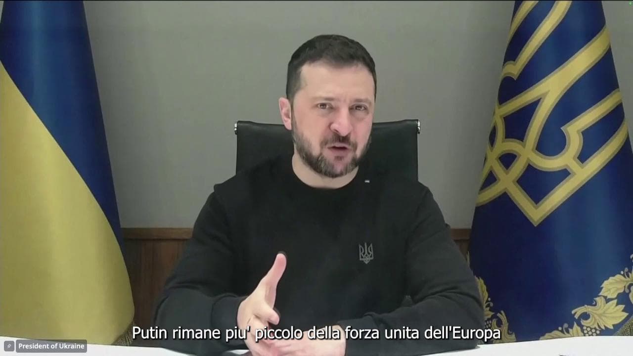 Zelensky al Parlamento Europeo: "Putin è più piccolo dell'Europa unita, fermiamolo insieme"