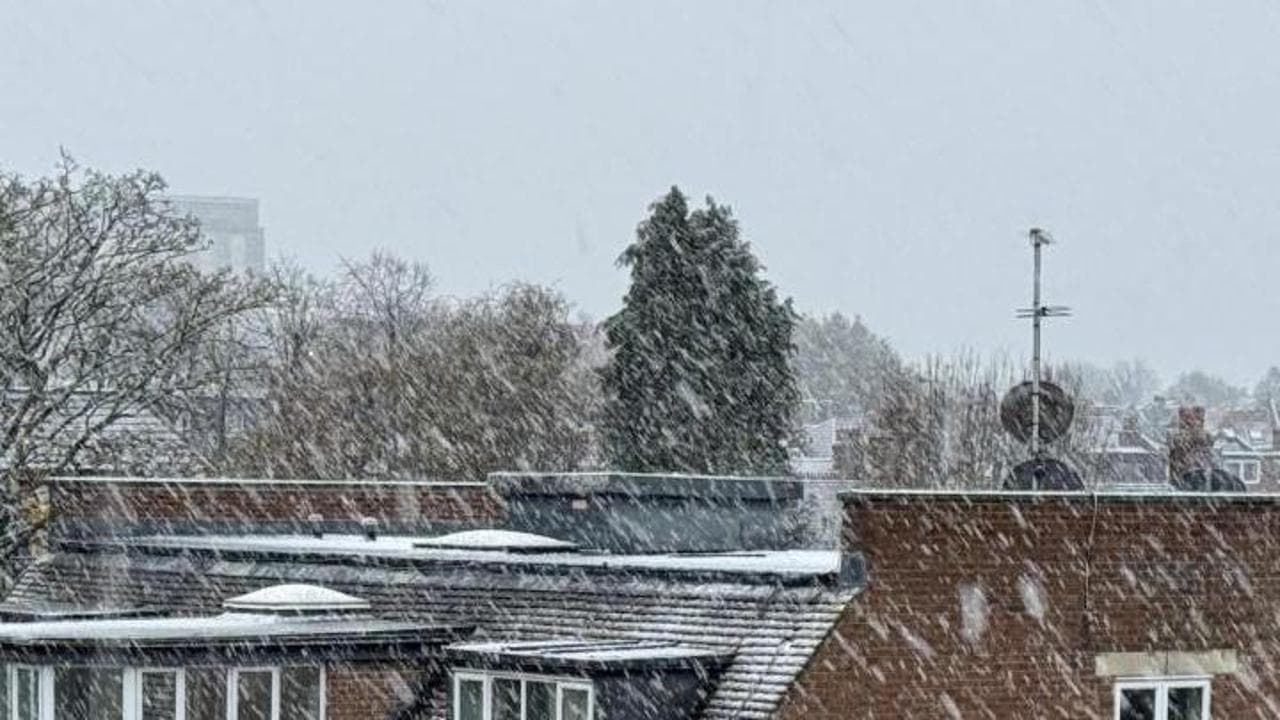 Londra si risveglia sotto la neve: assaggio di inverno a novembre