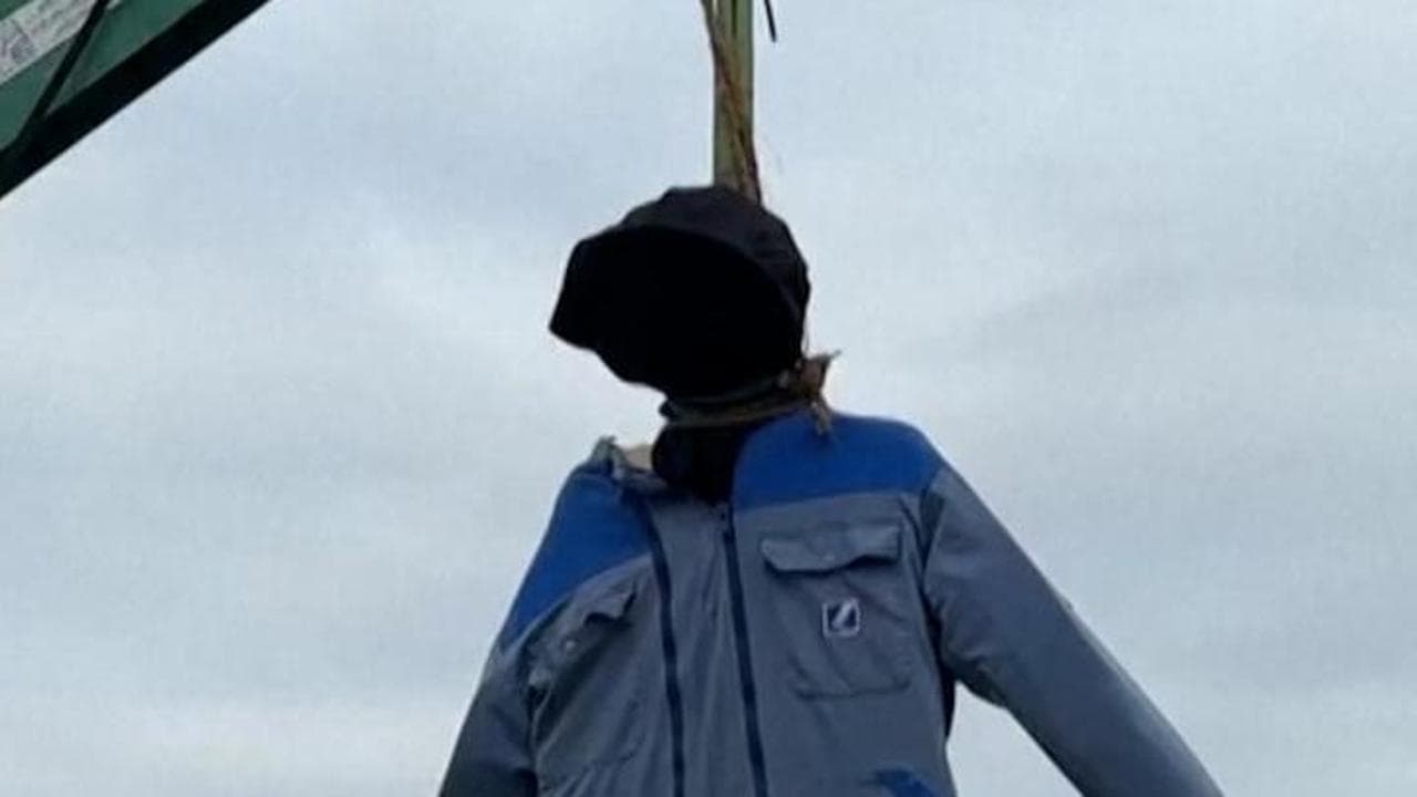 La protesta dei trattori paralizza la Francia: "Troppe regole, ci stanno uccidendo"