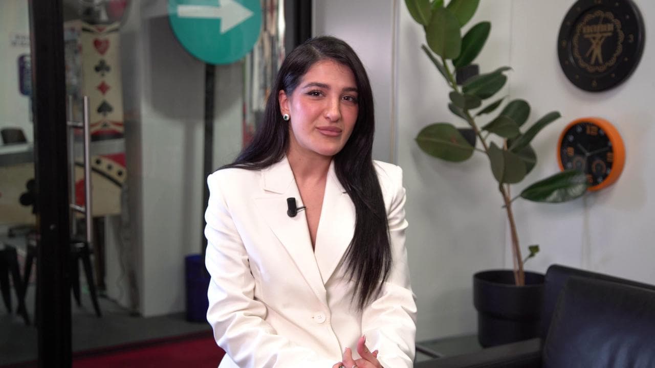 La tiktoker dell'anno Eléna Hazinah: «Vittima di bullismo ho nascosto per anni le mie origini iraniane. Oggi dico che la differenza è ricchezza»