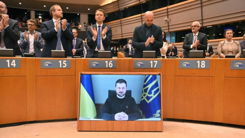 Zelensky: “La pace solo con la forza”. E vara il piano di sopravvivenza