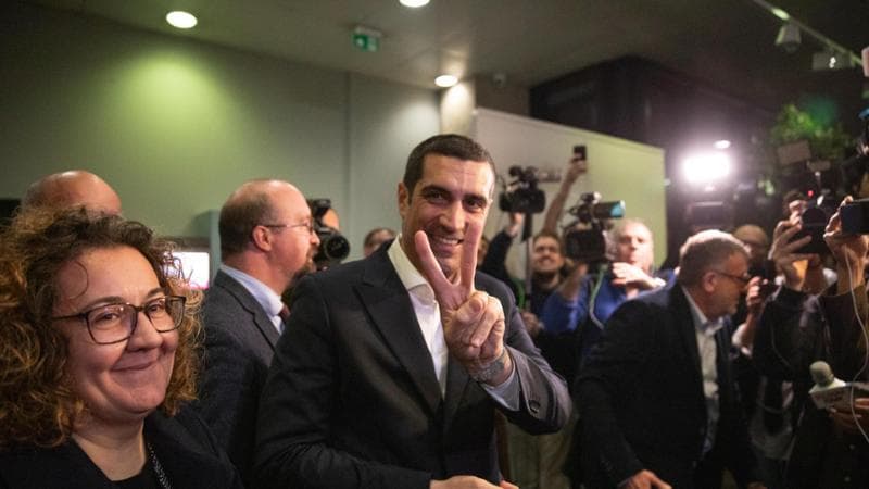 Michele de Pascale fa il segno della vittoria Bologna/ 18 novembre 2024 ANSA/MAX CAVALLARI