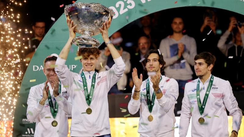 Sinner alza al cielo la Coppa Davis vinta dall'Italia nel 2023
