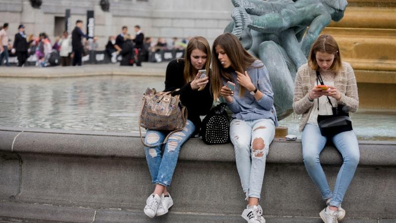 Adolescenti italiani: incompresi dai genitori, vicini agli amici e disinteressati alla politica