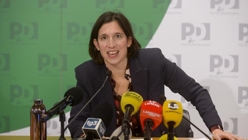 La segretaria del Pd, Elly Schlein, durante la conferenza stampa al Nazareno