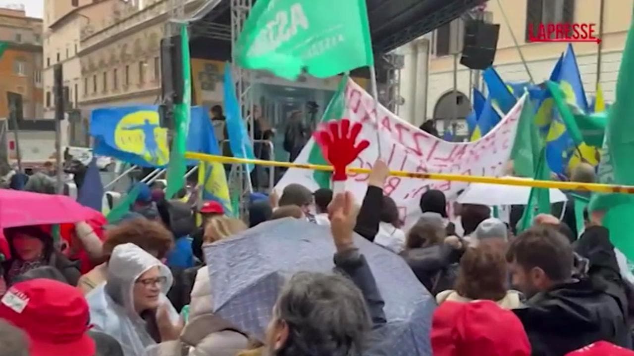 Sciopero della sanità, medici e infermieri in piazza contro il governo: "Chiediamo risorse reali"