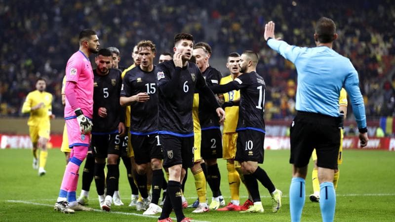 I giocatori del Kosovo stanno per lasciare il campo nella sfida con la Romania