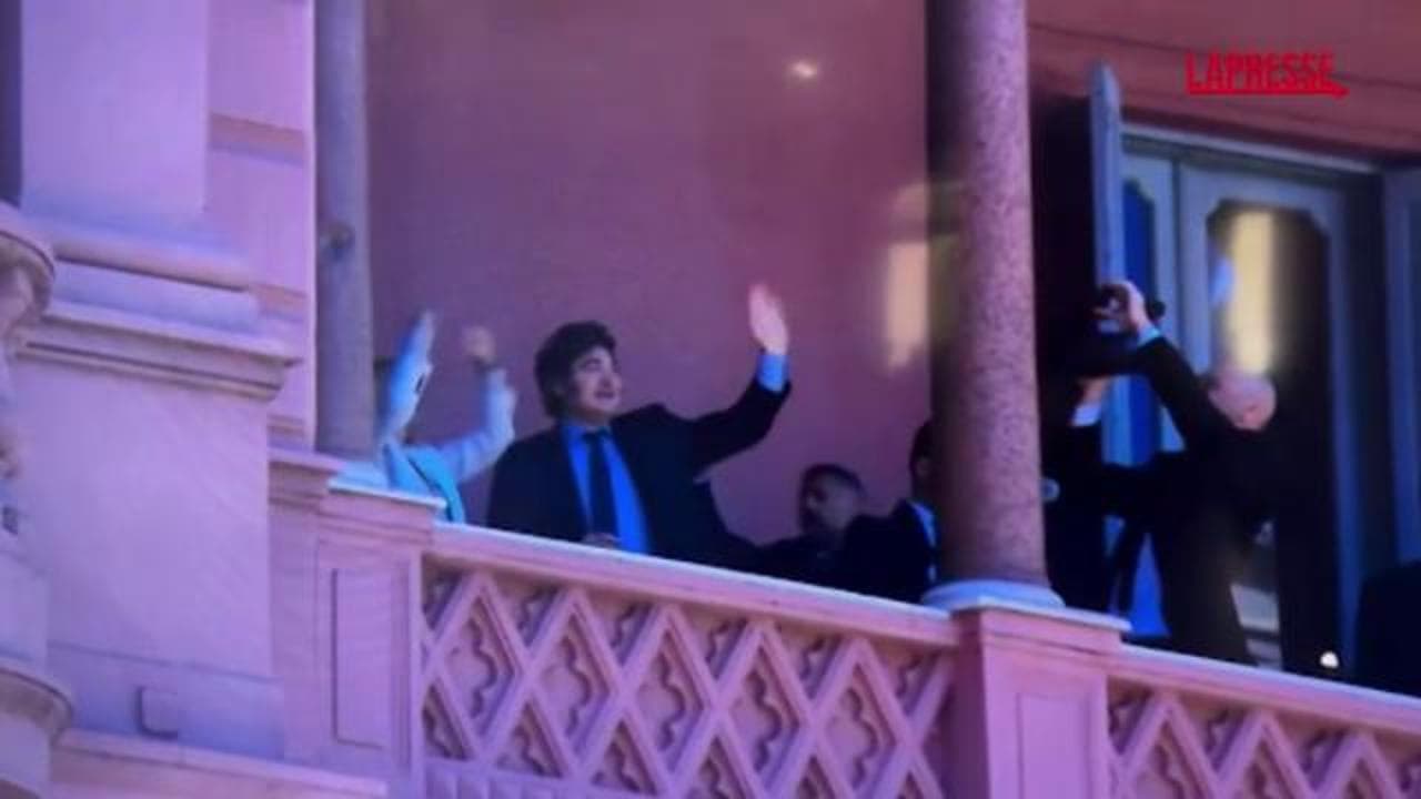 Giorgia Meloni e Javier Milei salutano la folla dal balcone della Casa Rosada a Buenos Aires