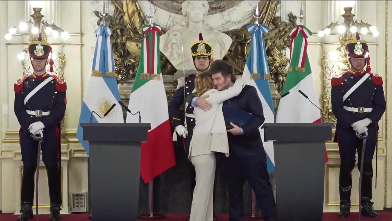 Meloni-Milei, l'abbraccio della premier con il presidente argentino: “Qui siete in famiglia”