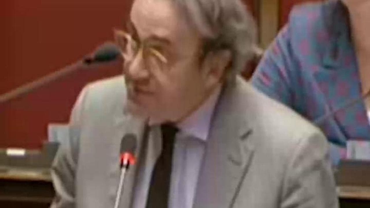 Lo show di Bonelli alla Camera contro il Salva Milano: in aula canta la 'Via Gluck'