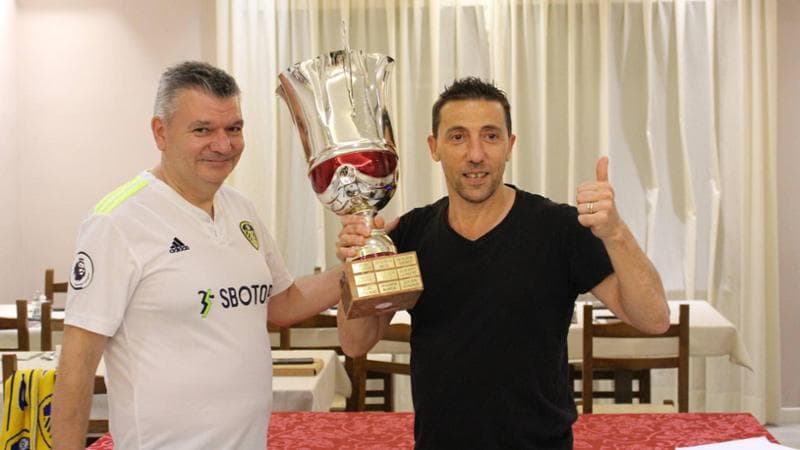 Il presidentissimo e cofondatore Simone Bossetto (a sinistra) premia il fantallenatore del Villareal Fabio Adelfio vincitore del campionato di Serie A della passata stagione