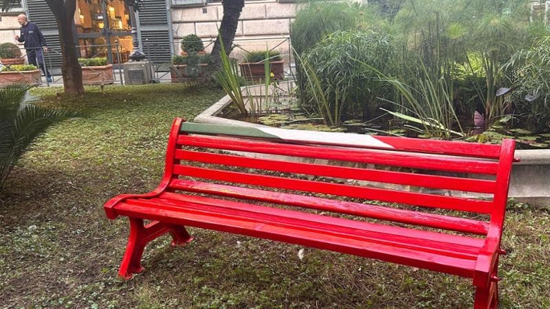 Panchina rossa col tricolore, La Russa: “Questione di emergenza nazionale, appartiene a tutta l’Italia”