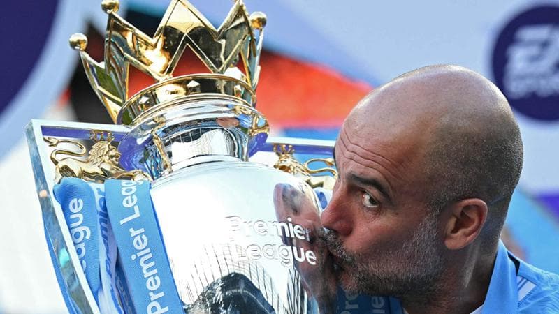 Pep Guardiola bacia la coppa dell'ultima Premier