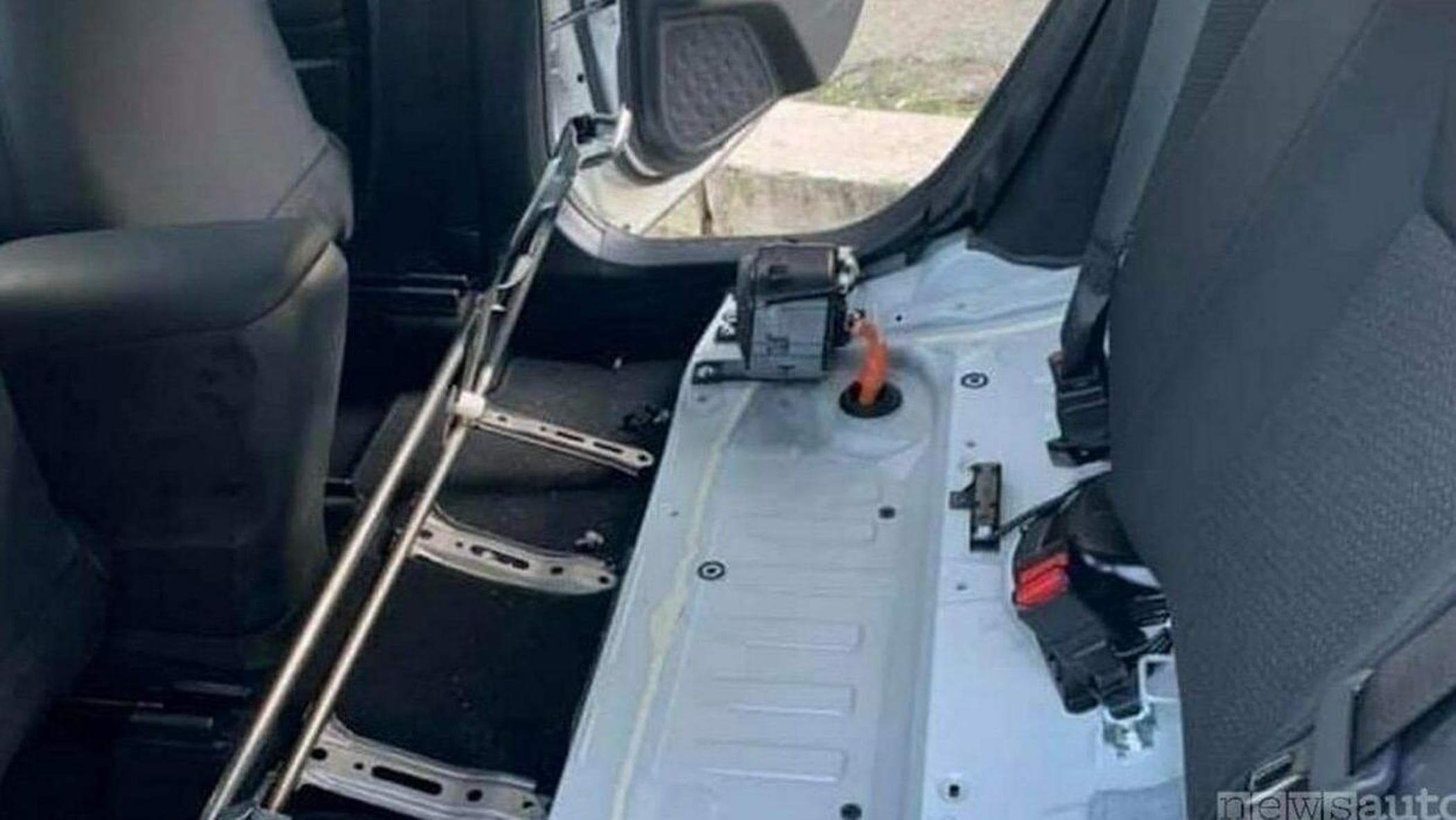 ハイブリッド車と電気自動車のバッテリーが窃盗犯の目に留まる：イタリアの盗難警報器