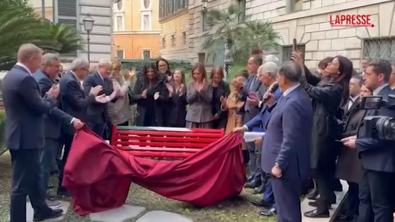 Femminicidi, La Russa impone il Tricolore sulla panchina rossa in Senato: "È questione nazionale"