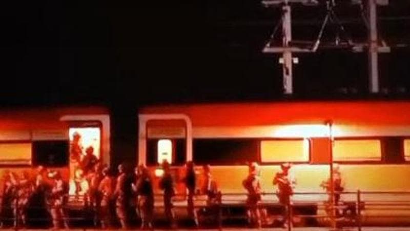 I Nocs (Polizia) a ridosso del treno dirottato (esercitazione)