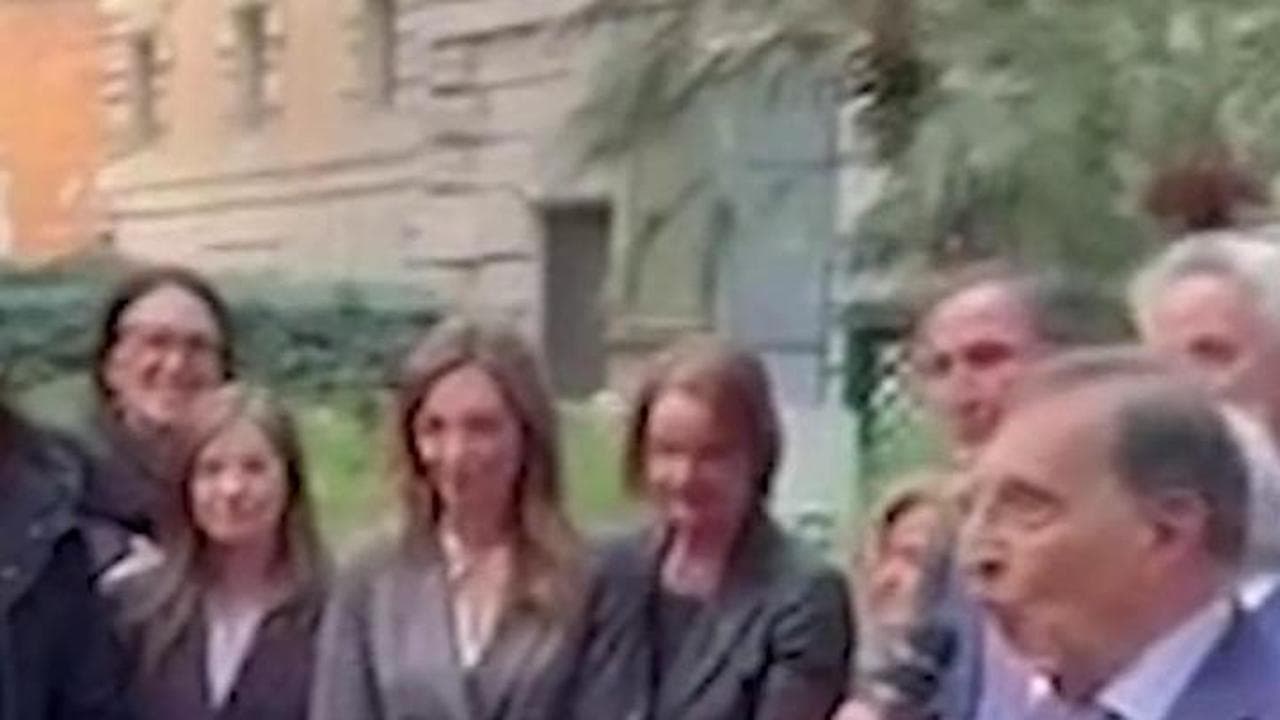 Femminicidi, La Russa impone il Tricolore sulla panchina rossa in Senato: "È questione nazionale"
