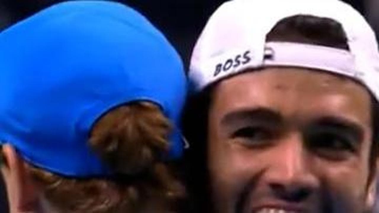 L'abbraccio tra Sinner e Berrettini dopo aver vinto il match contro l'Argentina in Coppa Davis