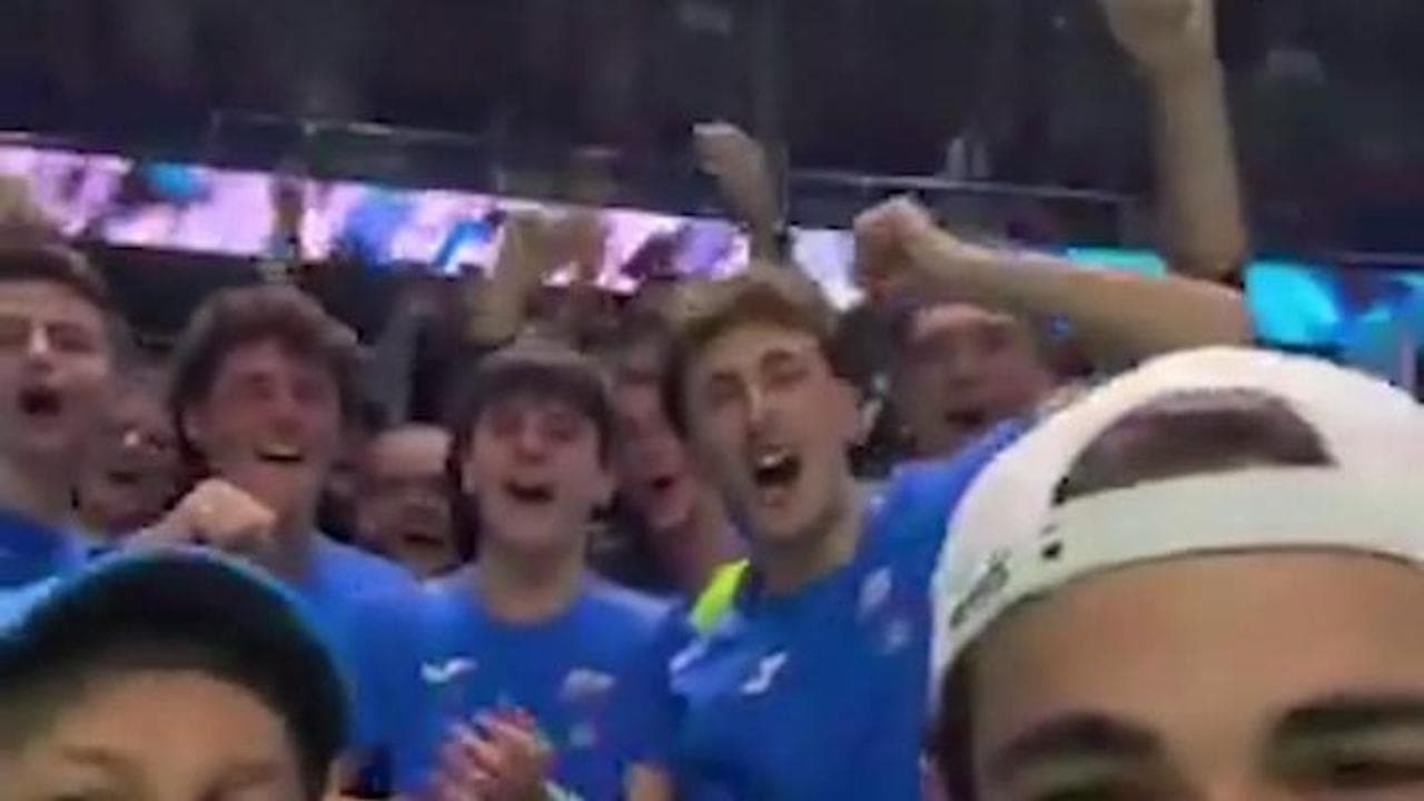 "Jannik, un po' di calma": Berrettini scherza con Sinner mentre esplode la gioia dei tifosi