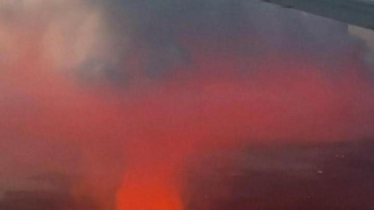 Islanda, lava e fiamme vicino a Reykjavik: l'eruzione del vulcano vista dall'aereo