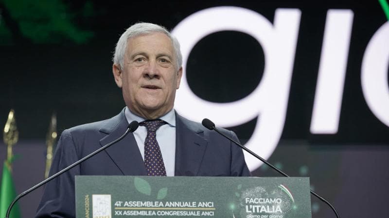 Il ministro degli affari esteri e della cooperazione internazionale Antonio Tajani dal palco dell'assemblea dei comuni Anci in corso al Lingotto. Torino 22 novembre 2024 ANSA/TINO ROMANO
