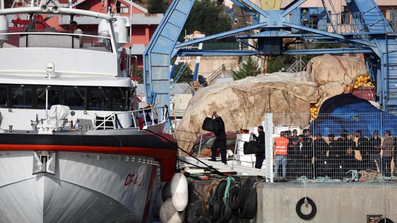Si svuotano i centri per migranti in Albania: via poliziotti e operatori. E la Libra resta ferma