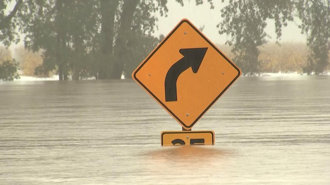 Allagamenti in California, strade e vigneti sommersi dall'acqua