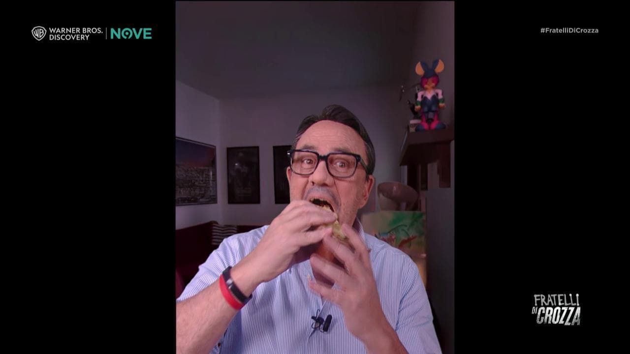 Crozza-Salvini sul crollo della Lega: "Si vince, si perde, never give up" e mangia il panettone