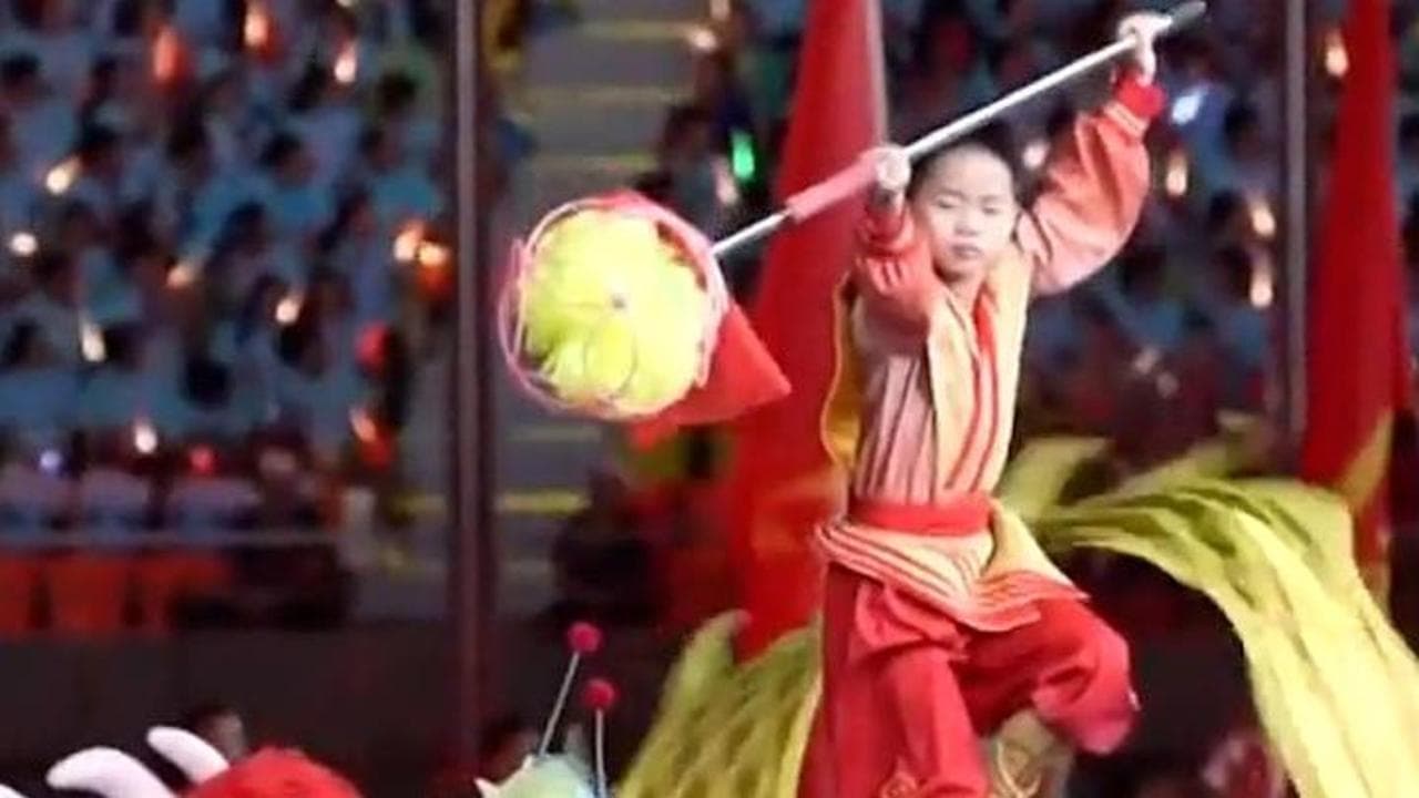 Cina, la spettacolare cerimonia di apertura dei giochi delle minoranze etniche