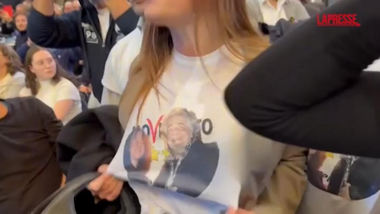 M5S, Conte contestato: in venti con la maglia di Grillo gridano "dimissioni"