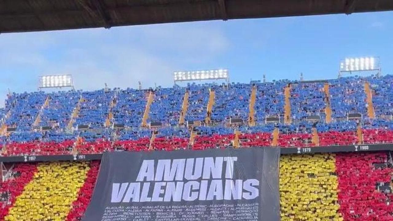 Spagna, il Valencia torna a giocare nello stadio della città: l'emozionante tributo alle vittime