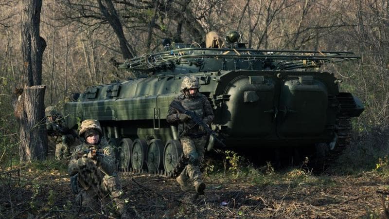 La Russia preme a sud, centinaia di attacchi. Zelensky apre ai negoziati: “Aspetto la proposta Usa”
