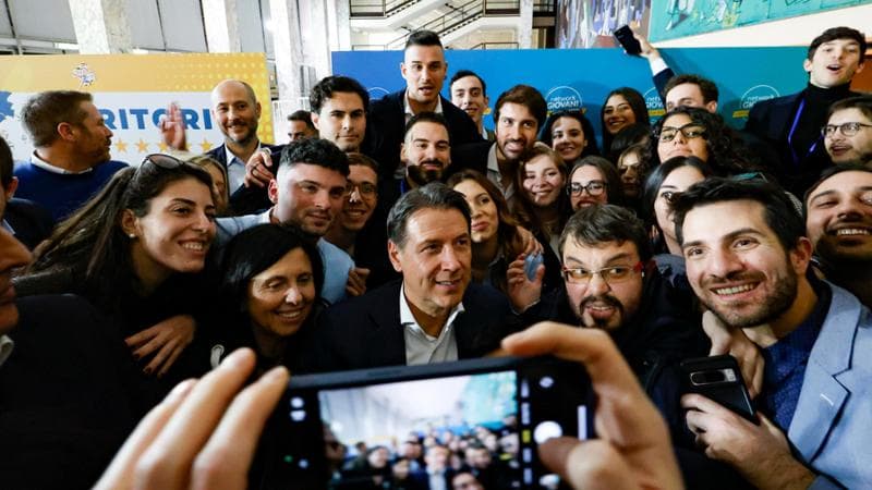 Giuseppe Conte tra alcuni militanti M5S