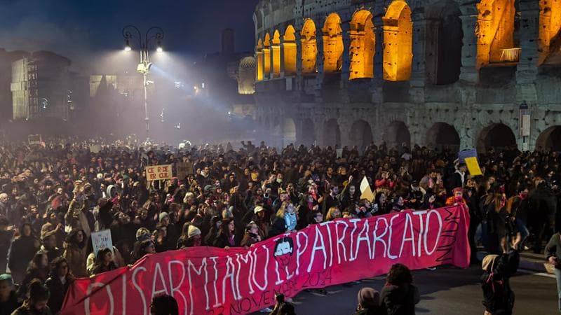 La piazza dei giovanissimi: “Vogliamo essere maschi diversi”. “E noi ragazze non avere più paura”