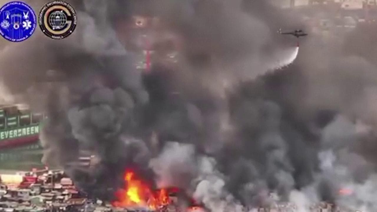 Filippine, vasto incendio devasta una baraccopoli a Manila: la distruzione ripresa dal drone