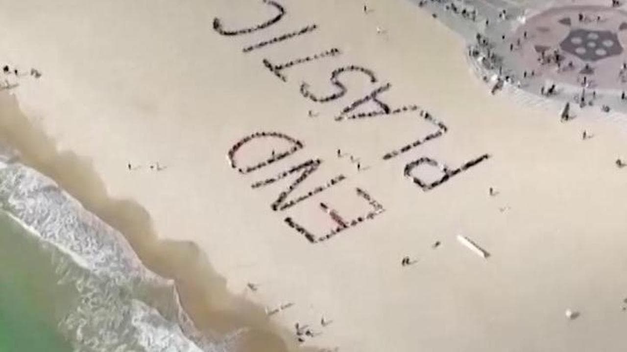 Corea del Sud, gli attivisti compongono una scritta "No Plastic" umana sulla spiaggia
