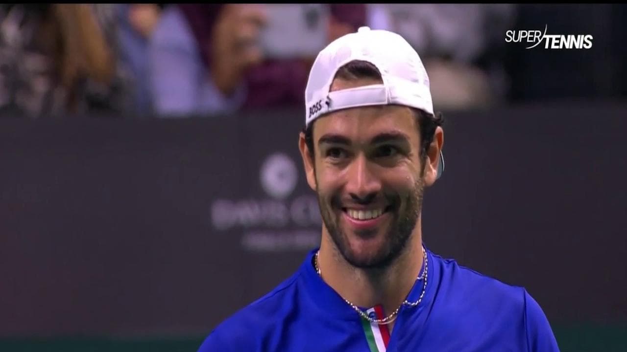 Il match point di Berrettini, che ha battuto l'olandese Van de Zandschulp in finale di Coppa Davis