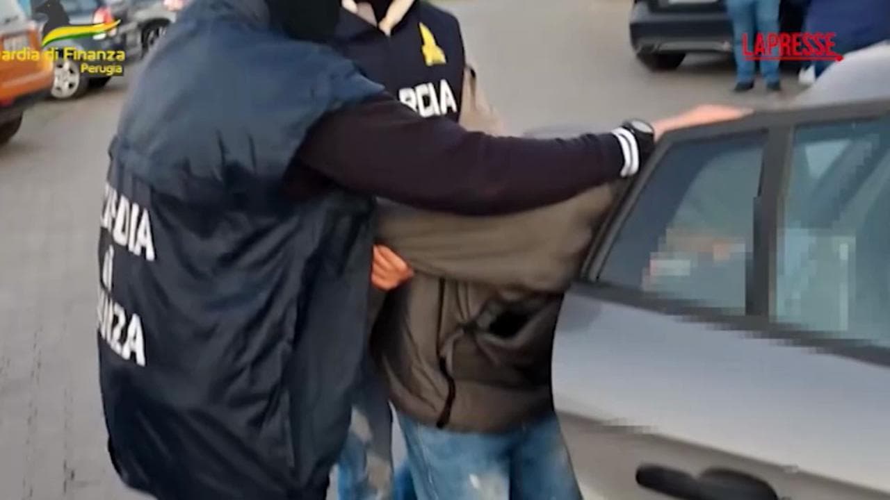 La Guardia di Finanza arresta un uomo che aveva 16 chili di cocaina a casa