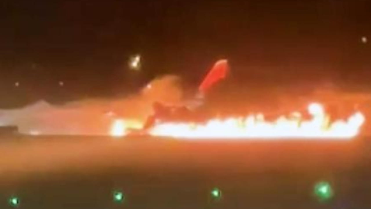 Aereo russo prende fuoco all'atterraggio in Turchia: salve le 95 persone a bordo