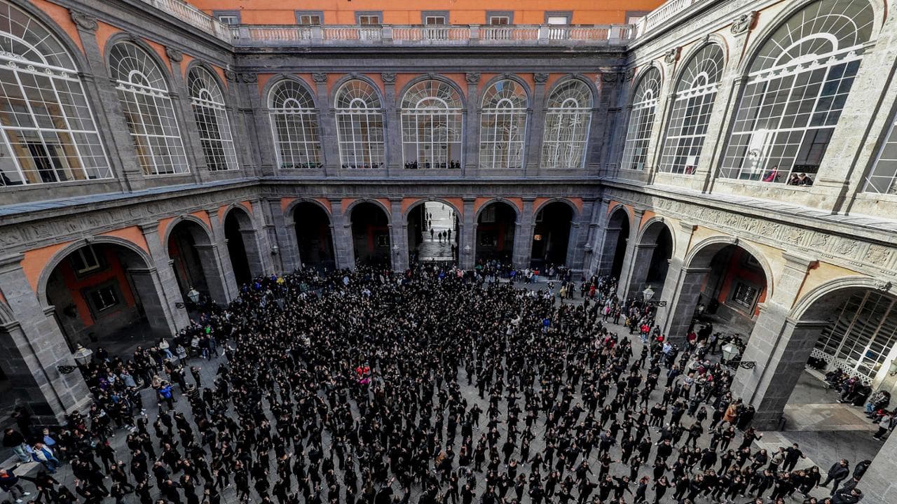 Il flash mob nel cortile di Palazzo Reale, a Napoli