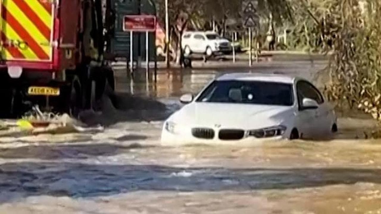 L'Inghilterra flagellata dal maltempo: strade invase dall'acqua a Northampton