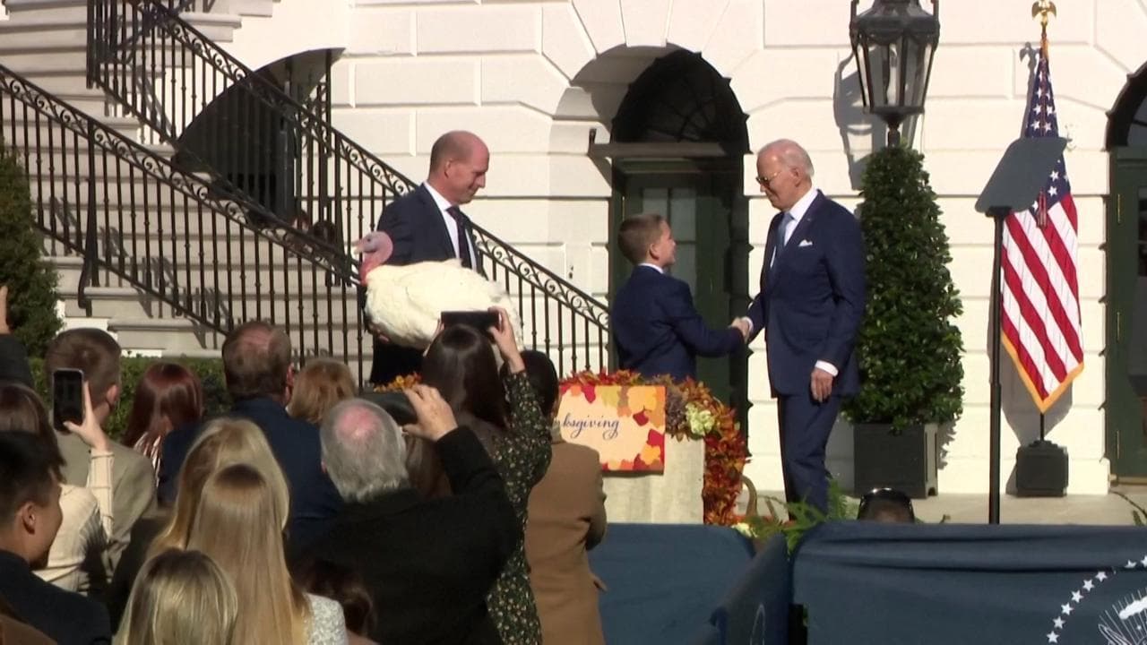Thanksgiving, Biden grazia i tacchini e saluta l’America: "Servirvi è stato l'onore della mia vita"
