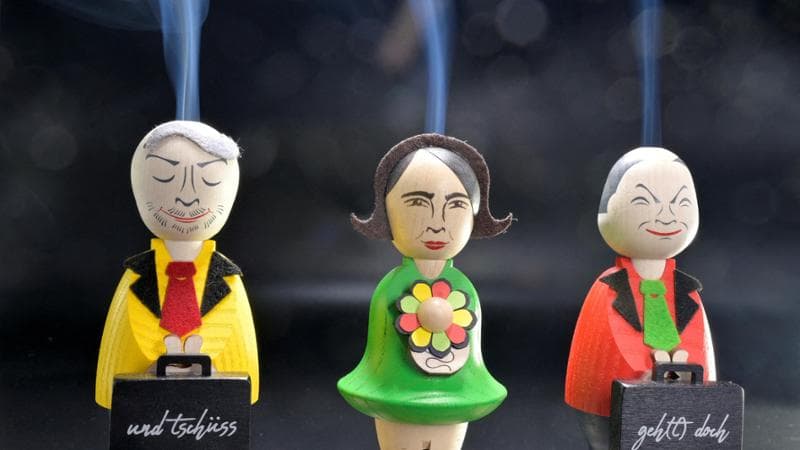 Pupazzi in legno "Christian", "Annalena" e "Olaf", per il ministro delle Finanze Christian Lindner, degli Esteri Annalena Baerbock e il cancelliere Olaf Scholz: la crisi di governo tedesca è un'incognita