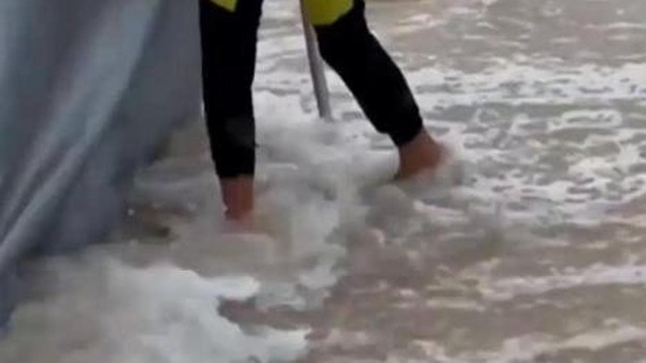 Gaza, tempesta invernale: l’acqua invade migliaia di tende di rifugiati sulla spiaggia