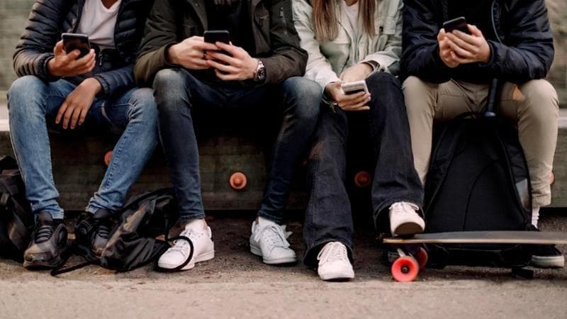 Regno Unito, odio e violenza sui social spaventano gli adolescenti e li spingono a restare in casa