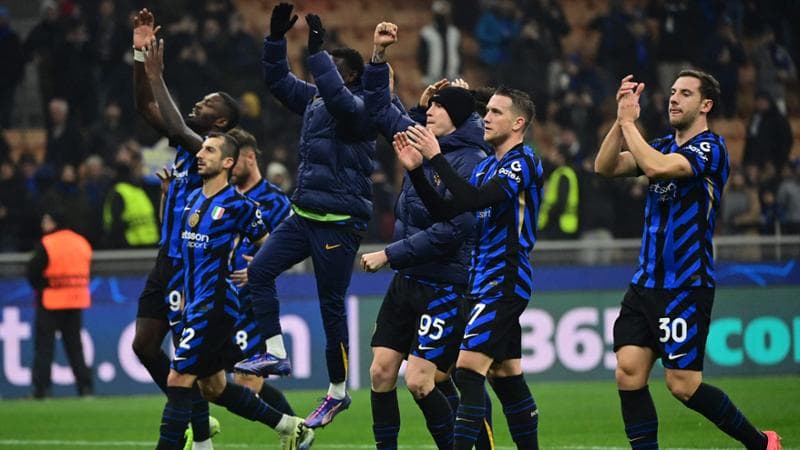 I giocatori dell'Inter festeggiano il primo posto in classifica