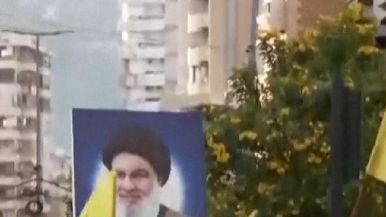 Beirut, nella roccaforte di Hezbollah si festeggia il cessate il fuoco: bandiere e foto di Nasrallah