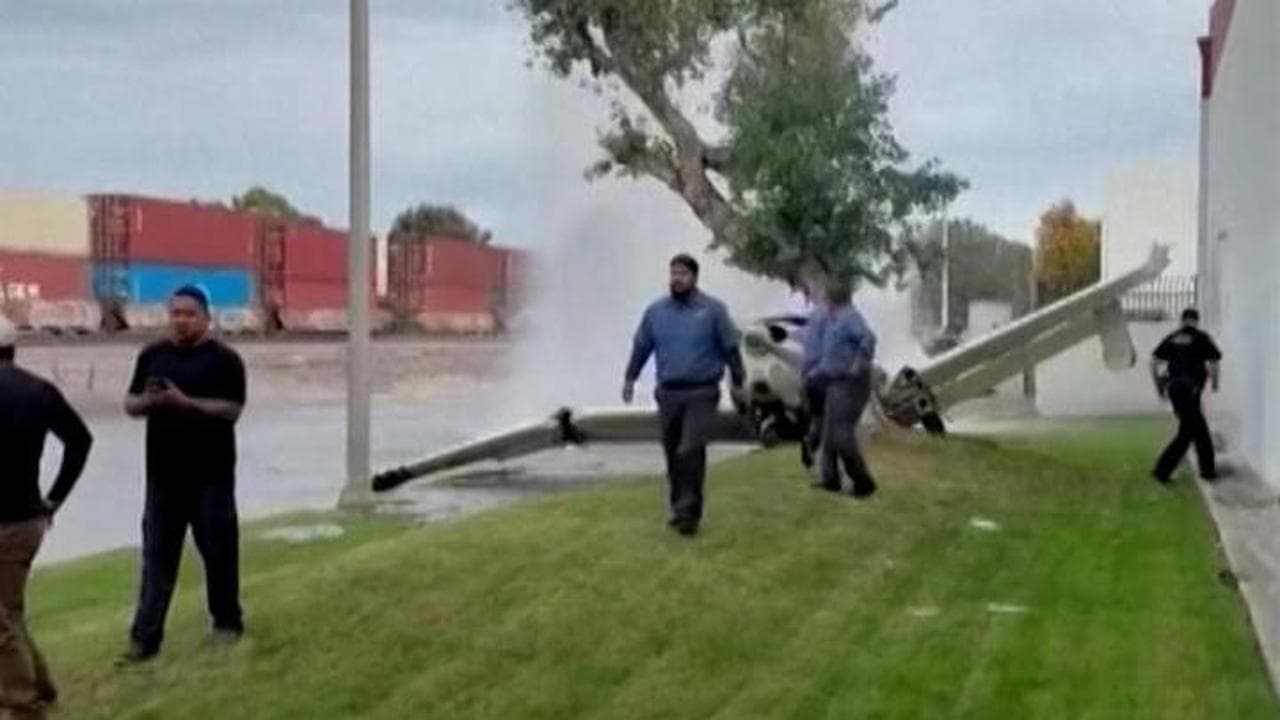 California, aereo da turismo si schianta contro albero e fa saltare un idrante: due feriti